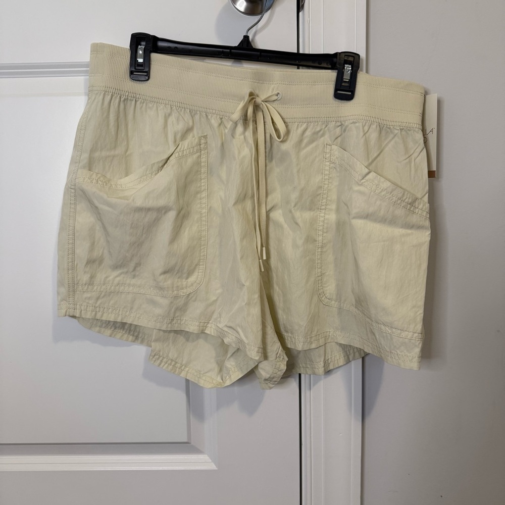Calia by Carrie Underwood Journey Cargo Shorts XL Mid Rise 4" Ins Frosted Lemon